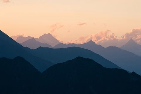Dağ Silüetleri Manzarası Duvar Kağıdı
